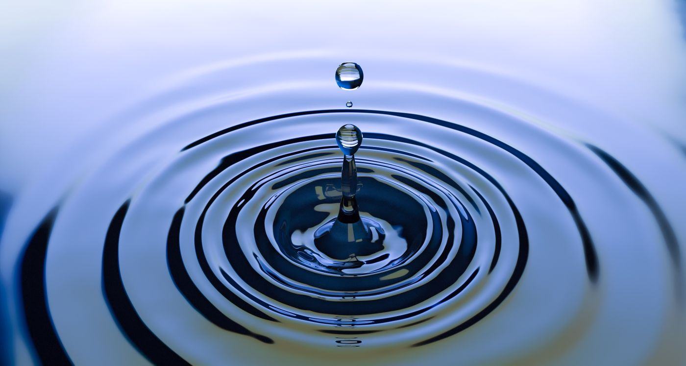 Goutte d'eau et ondes concentriques